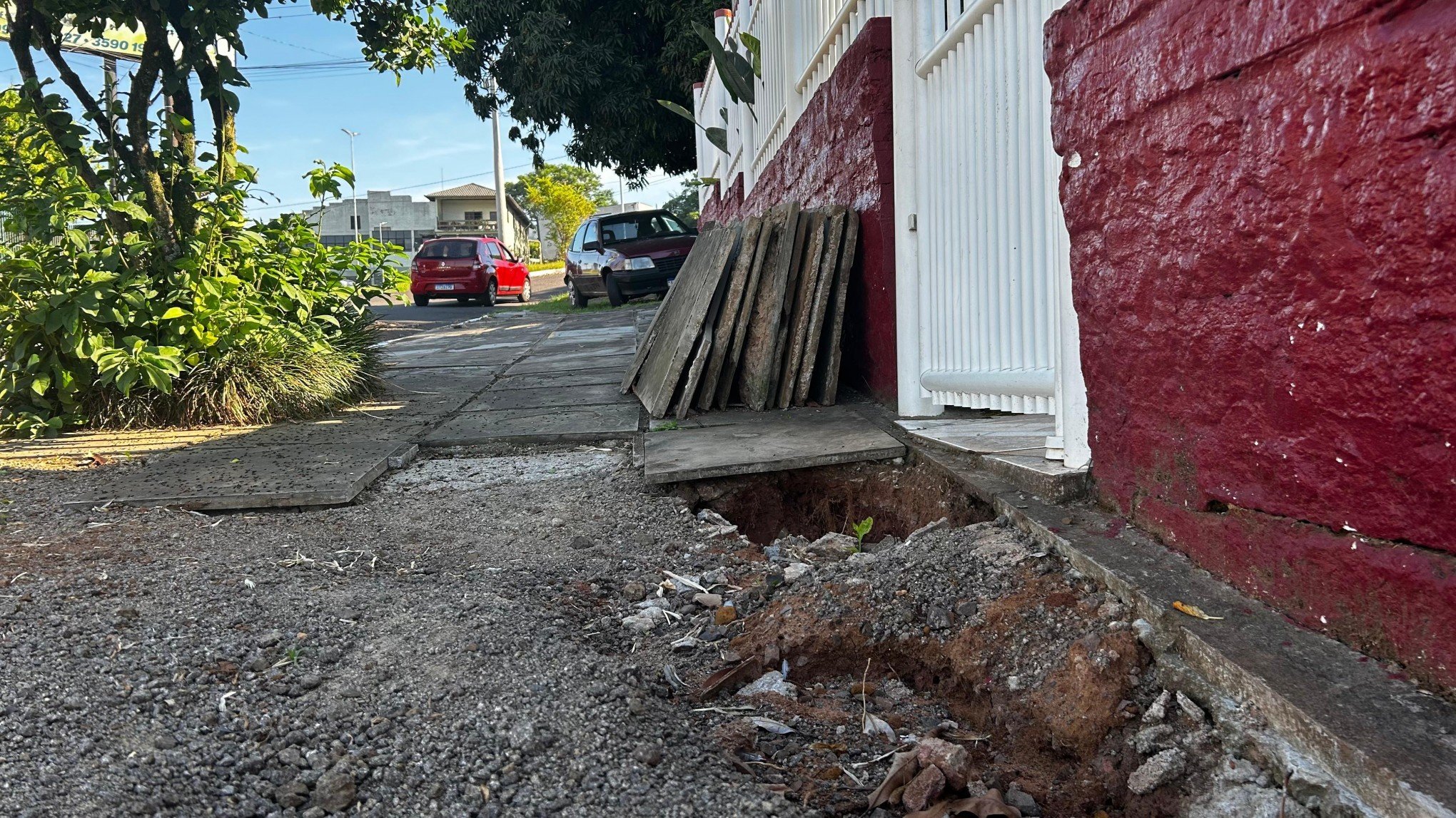 Idosa sofre queda em calçada que há cinco meses foi destruída para o conserto de erosão