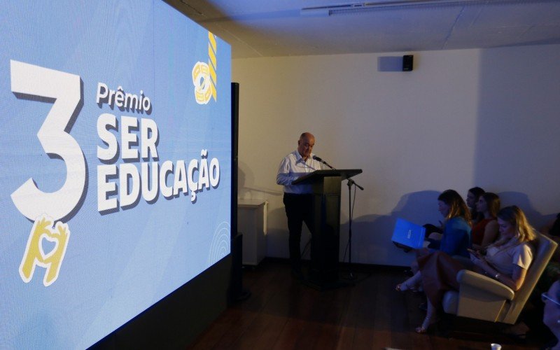 CEO do Grupo Sinos, Fernando Gusmão, durante a cerimônia de entrega da 3ª edição do Prêmio Ser Educação | abc+