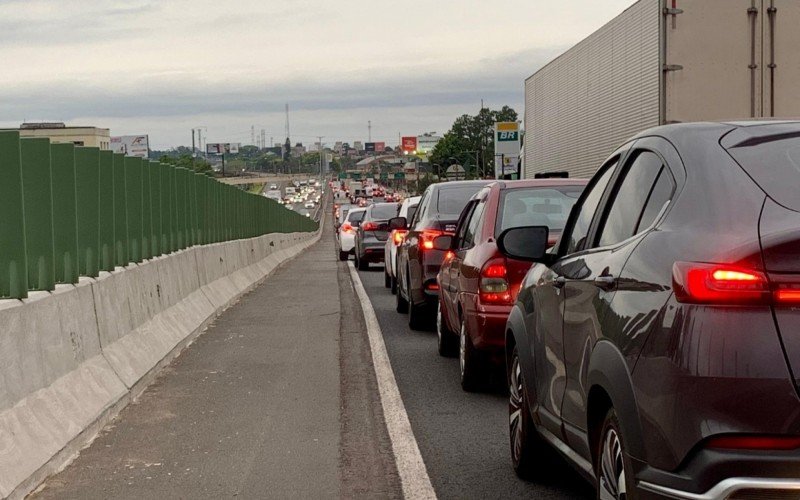 Trânsito é lento entre Porto Alegre e Novo Hamburgo, na BR-116, no RS | abc+