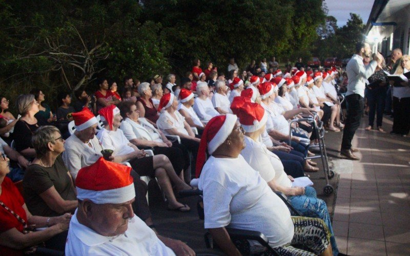 Celebração começou com o Coral Ascuri