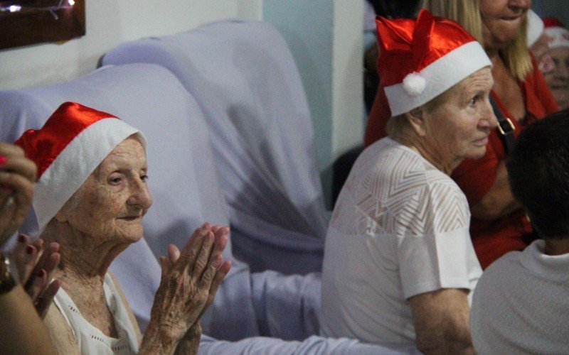 Residentes ficaram encantados com a presença do Papai Noel