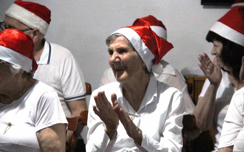 Residentes ficaram encantados com a presença do Papai Noel