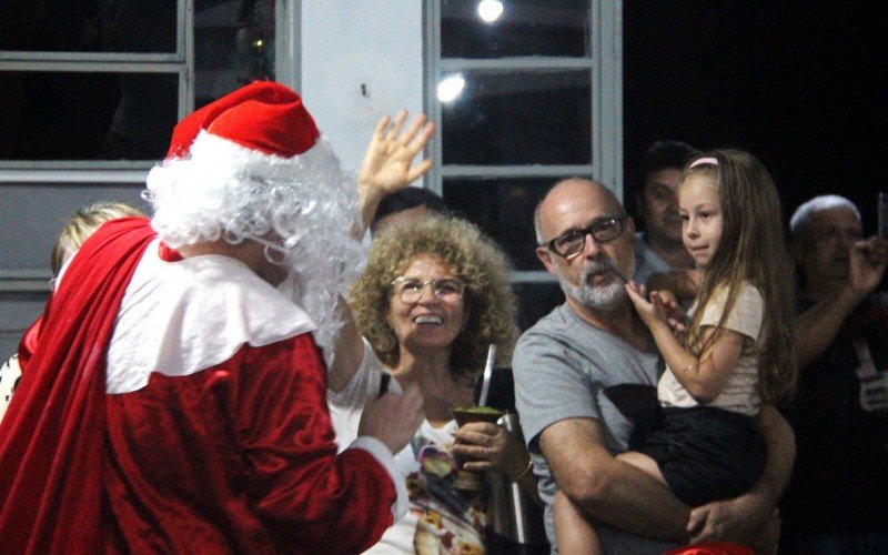 Residentes ficaram encantados com a presença do Papai Noel