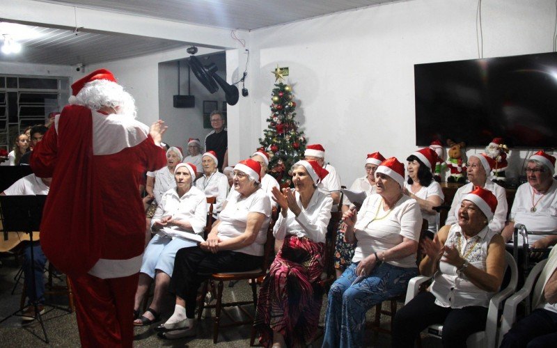 Residentes ficaram encantados com a presença do Papai Noel