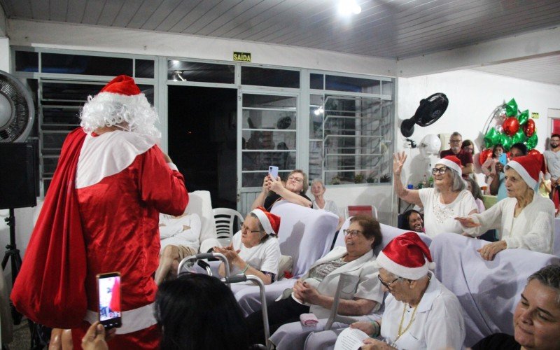 Residentes ficaram encantados com a presença do Papai Noel