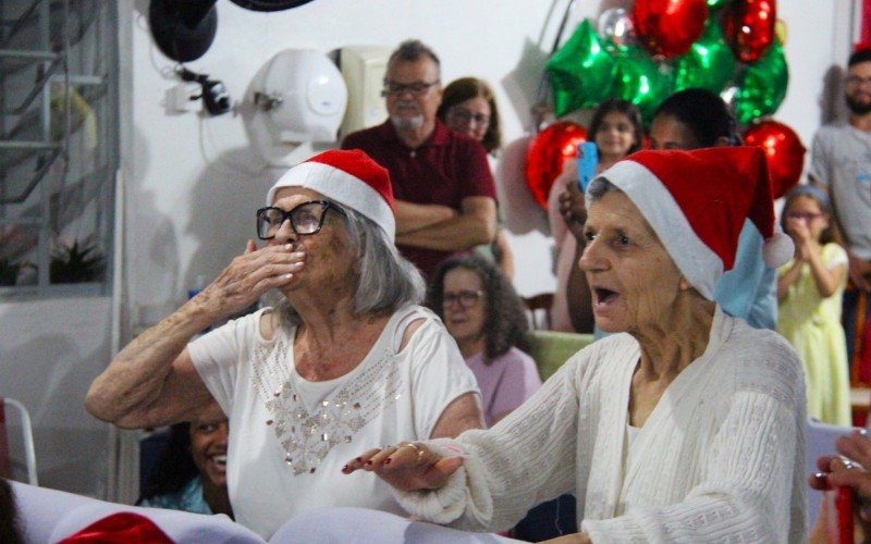 Residentes ficaram encantados com a presença do Papai Noel