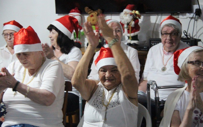 Residentes ficaram encantados com a presença do Papai Noel