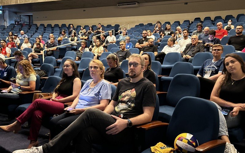 André Heller realiza palestra np Seminário de Educação Física Escolar, em Campo Bom