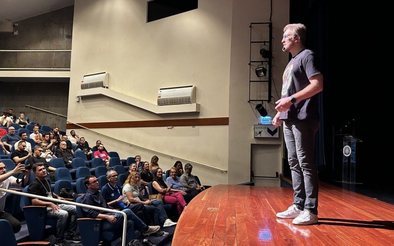 AndrÃ© Heller realiza palestra np SeminÃ¡rio de EducaÃ§Ã£o FÃ­sica Escolar, em Campo Bom