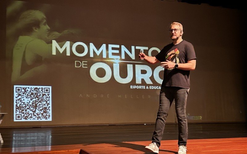 André Heller realiza palestra np Seminário de Educação Física Escolar, em Campo Bom