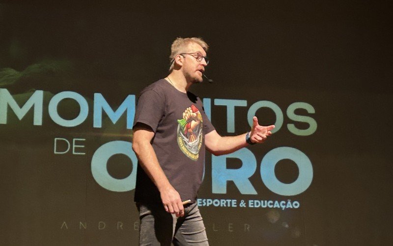 André Heller realiza palestra np Seminário de Educação Física Escolar, em Campo Bom