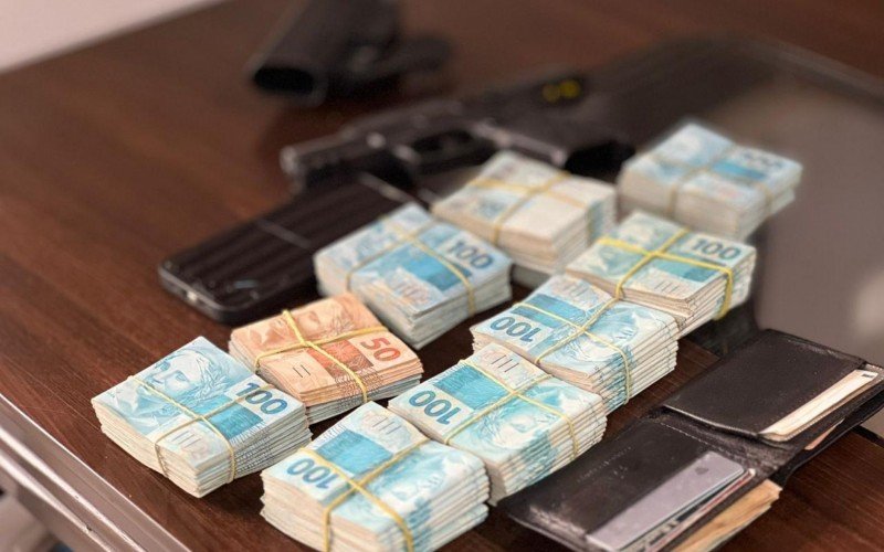 R$ 87 mil em dinheiro e uma pistola acabaram encontrados nas mãos de um dos despachantes que era alvo da operação nesta quinta-feira (28)