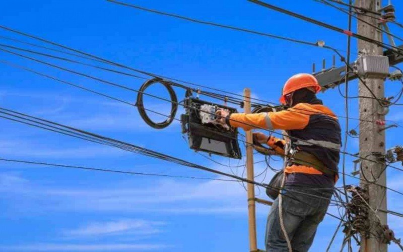 Homem caiu de poste e morreu após levar choque elétrico, em 2020