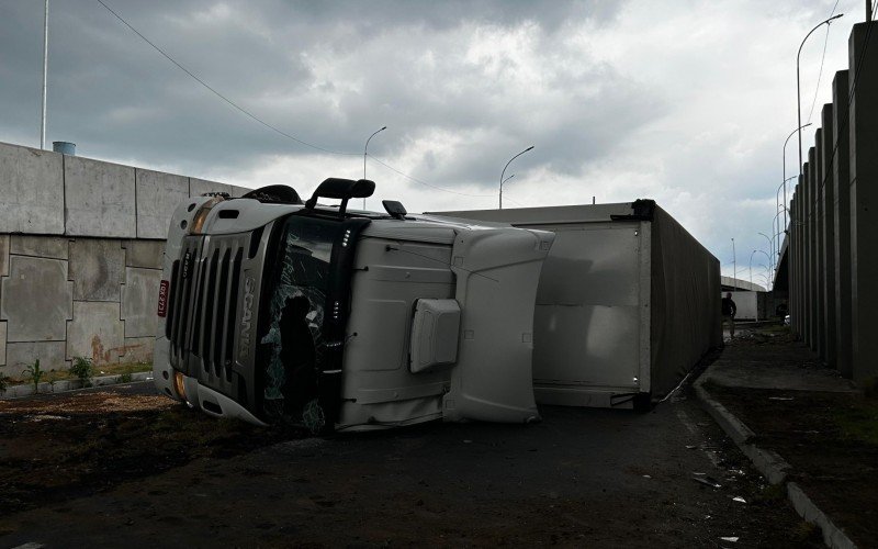 Carreta tombou no acesso da BR-116 pela RS-240 nesta quinta-feira