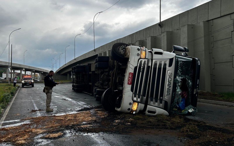 Carreta tombou no acesso da BR-116 pela RS-240 nesta quinta-feira