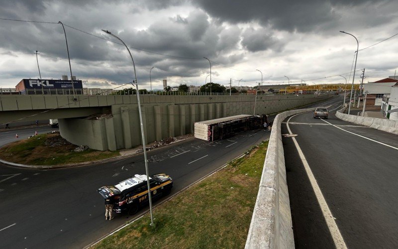 Carreta tombou no acesso da BR-116 pela RS-240 nesta quinta-feira