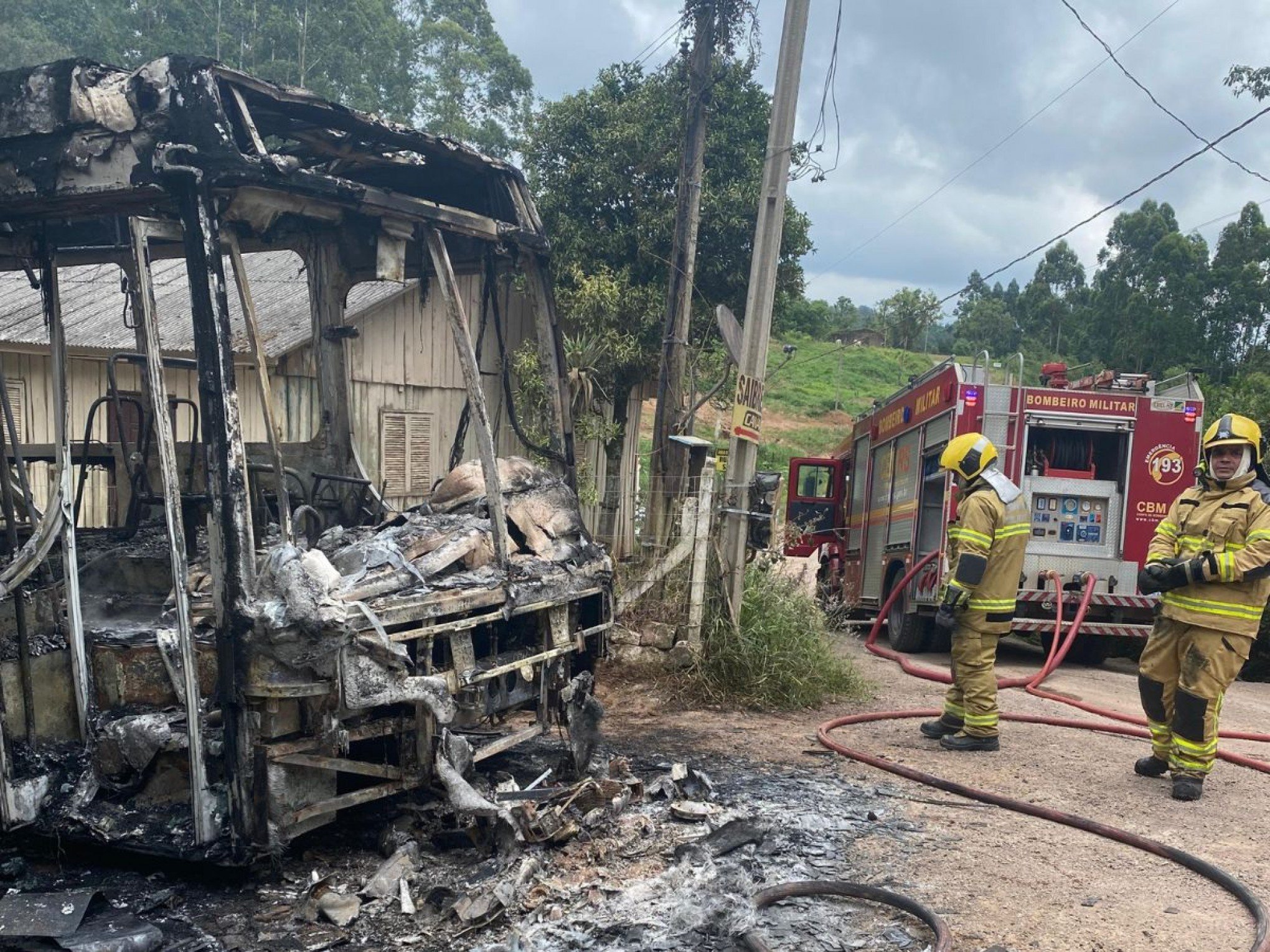 VÍDEO: Ônibus escolar que transportava 18 alunos é destruído pelo fogo durante trajeto em cidade da região