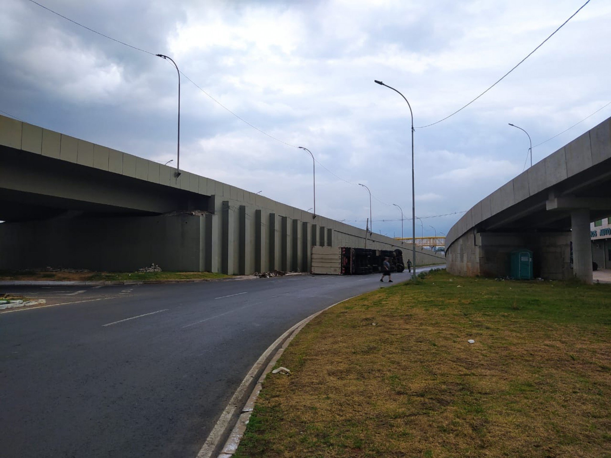 Carreta tomba no acesso da BR-116 pela RS-240; veja como fica o trânsito