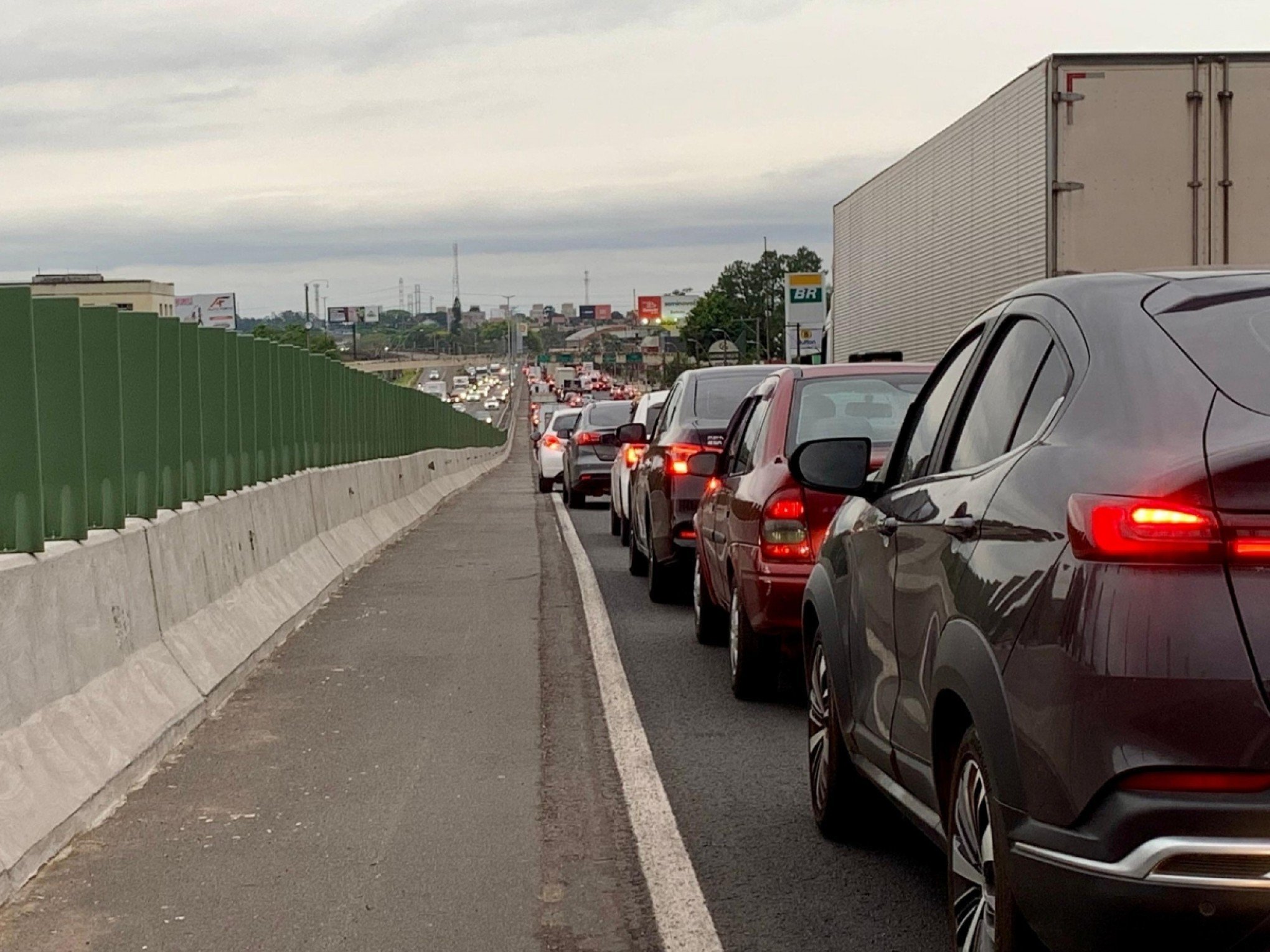 BR-116: Motoristas enfrentam congestionamento de quase 9 quilômetros; veja onde