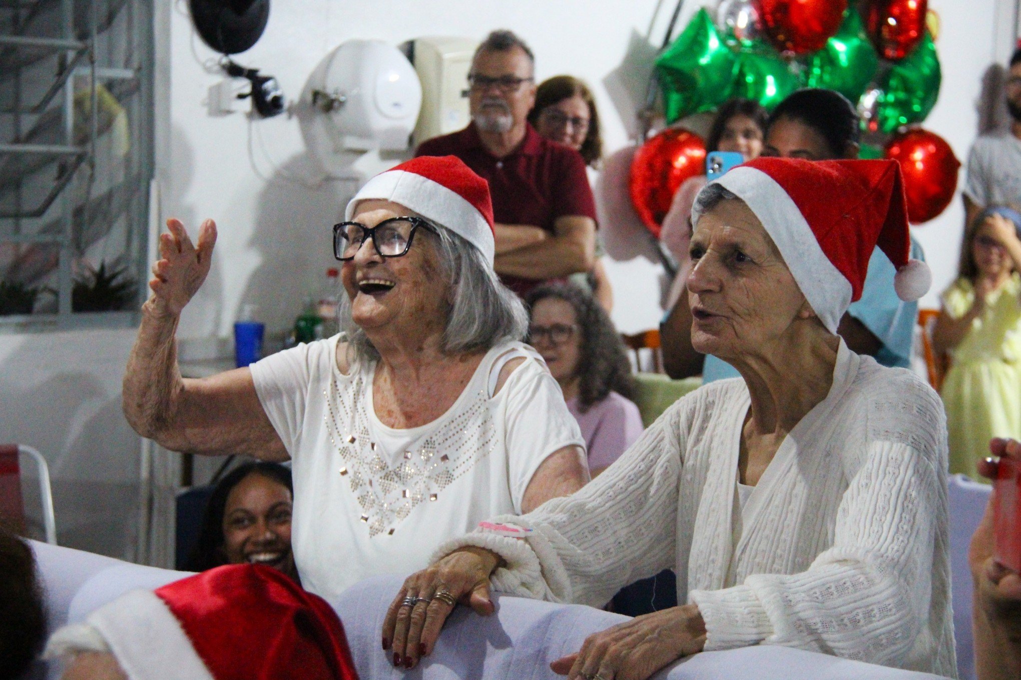 Luzes de Natal iluminam o Lar São Vicente de Paula em noite de emoção