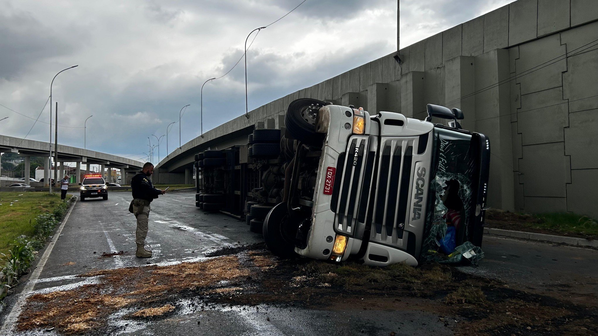 BR-116: Dnit toma decisão após tombamentos de carretas no Complexo da Scharlau