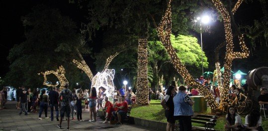 Praça 1º de Maio foi iluminada na noite desta sexta-feira (29)