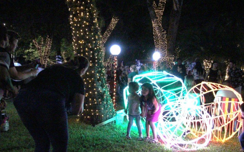 Praça 1º de Maio foi iluminada na noite desta sexta-feira (29)