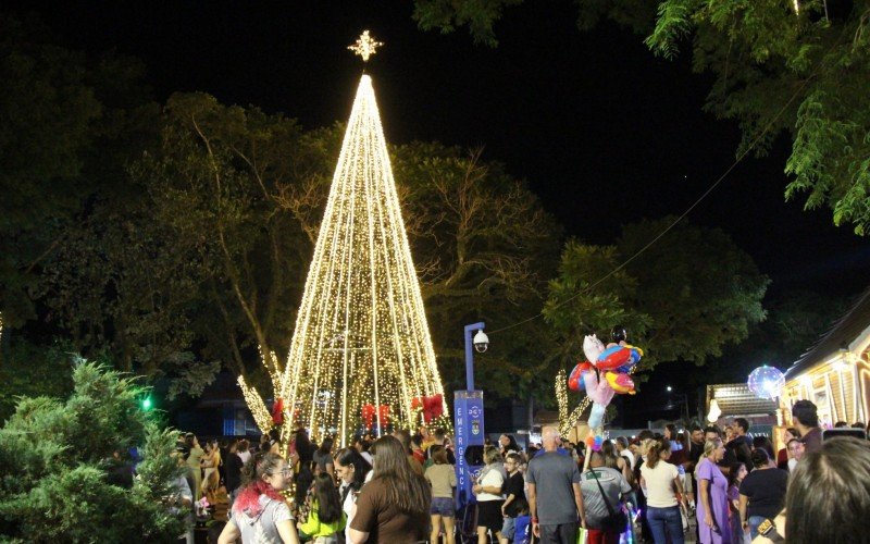 Praça 1º de Maio foi iluminada na noite desta sexta-feira (29)