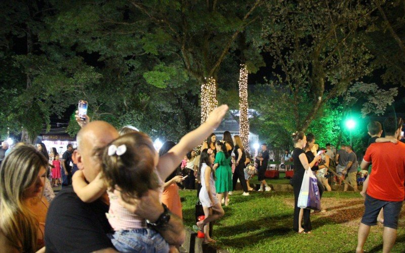 Praça 1º de Maio foi iluminada na noite desta sexta-feira (29)