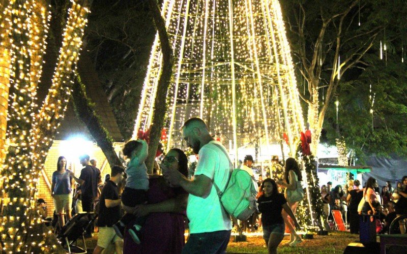 Praça 1º de Maio foi iluminada na noite desta sexta-feira (29) | abc+