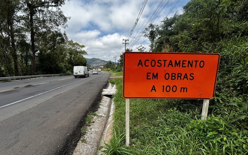 Placas de sinalização chegaram a ser instaladas informando os motoristas sobre obras no trecho