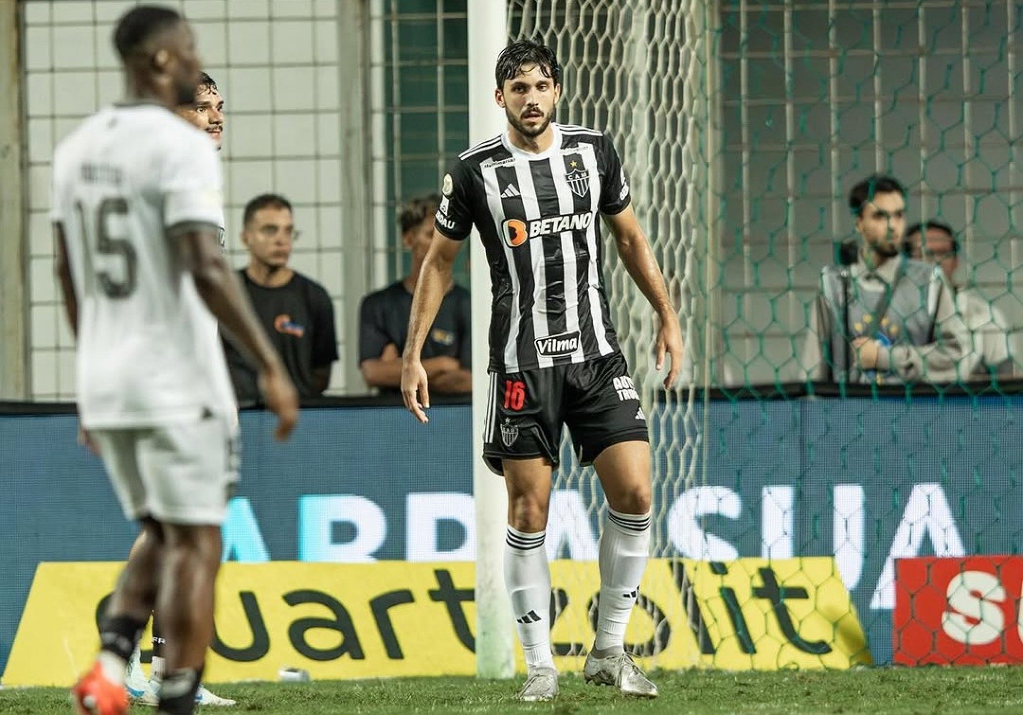 Nome de zagueiro do Atlético-MG ganha força no Beira-Rio e Inter inicia conversas, diz jornalista