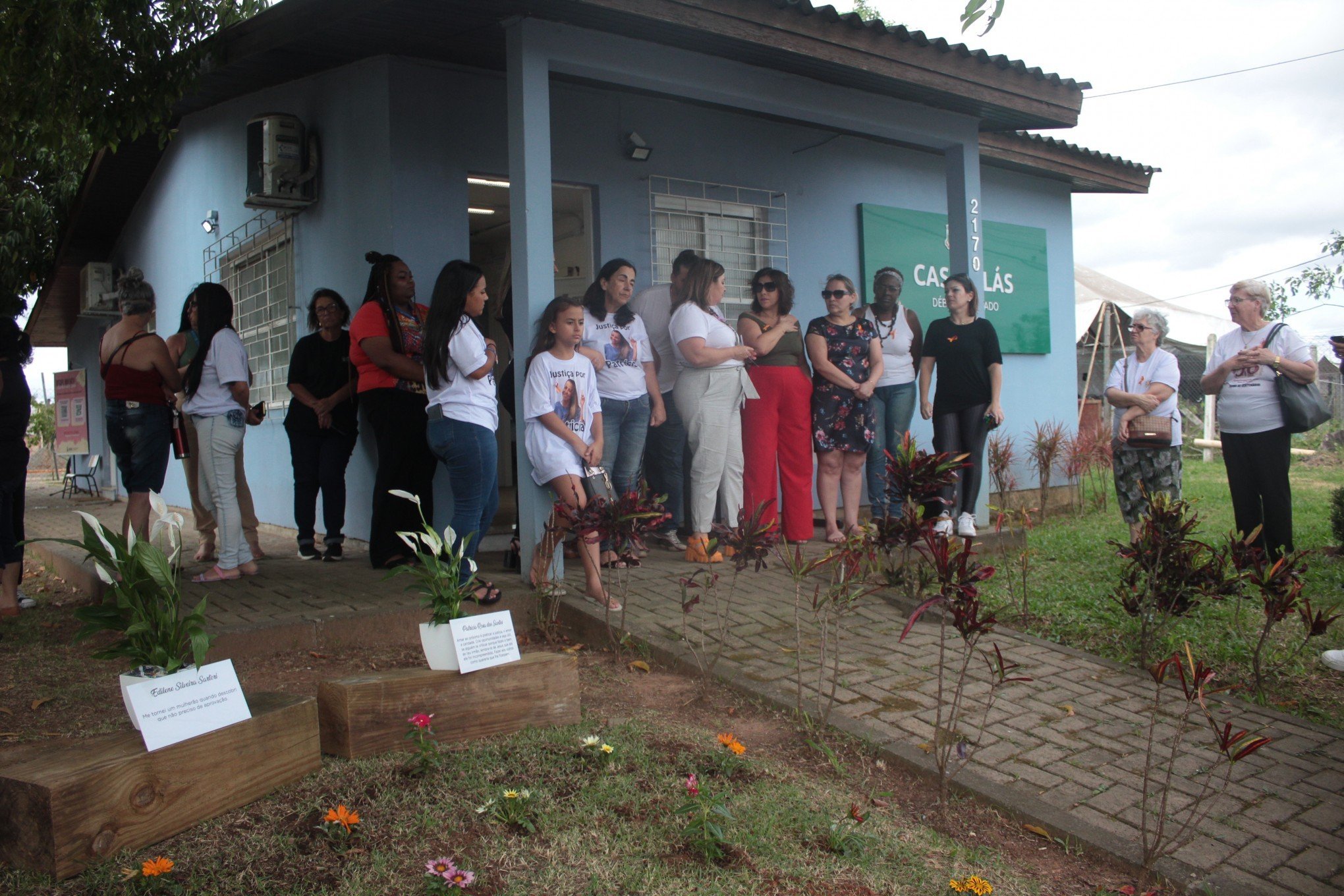 Vítimas de feminicídio são lembradas em jardim da Casa Lilás em Canoas