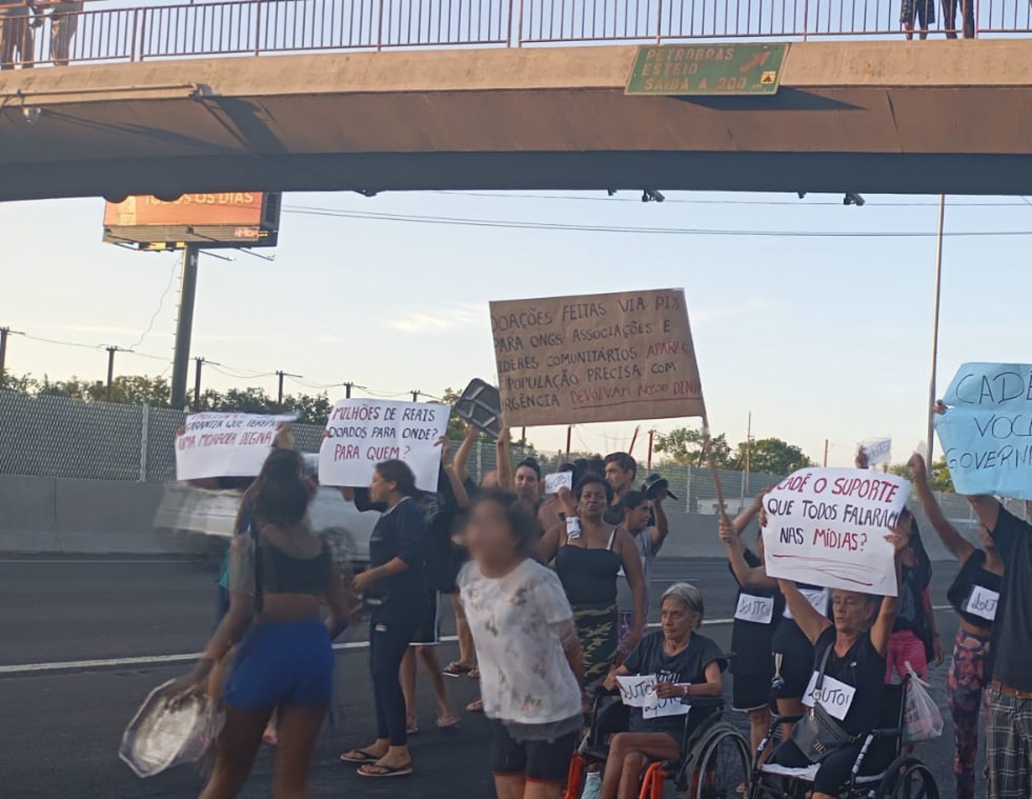 BR-116: Grupo de moradores protesta em trecho da rodovia na região metropolitana; veja onde