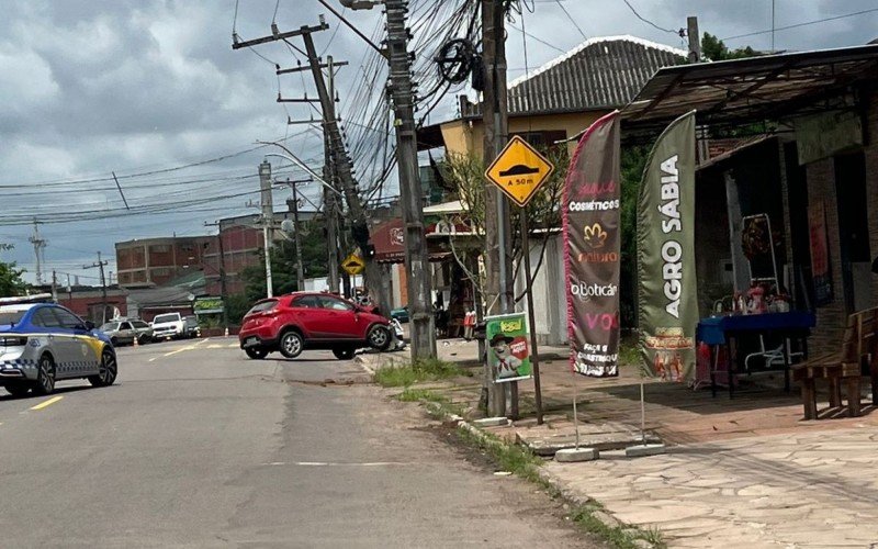 Carro se chocou com poste na manhã deste sábado | abc+