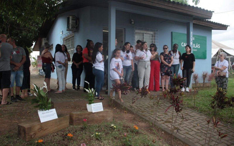 Patrícia Rosa dos Santos e Edilene Silveira Sartori são lembradas em duas placas instaladas no jardim da Casa Lilás, em Canoas