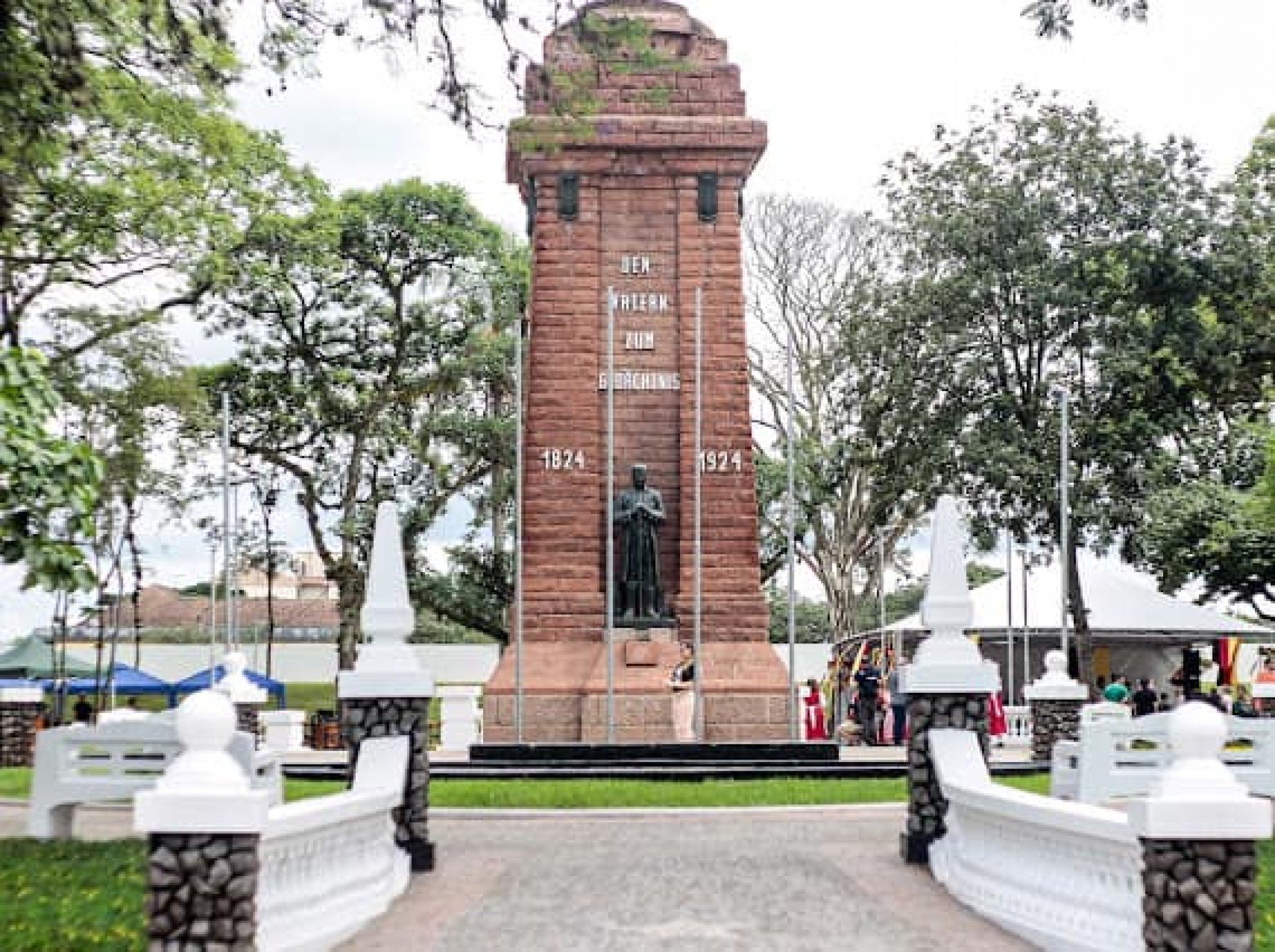 Mulher é presa após esfaquear homem em praça no Centro de São Leopoldo