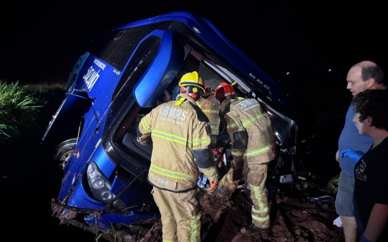 Caminhão e ônibus com atletas de futsal colidem no RS; uma pessoa morre e 24 ficam feridas | abc+