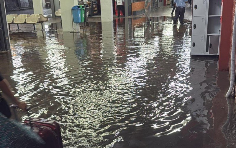 Estação rodoviária de Porto Alegre teve pontos de alagamento neste domingo | abc+