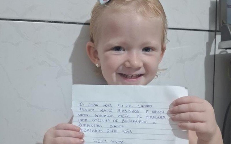 A pequena Hinata, de 3 aninhos, pediu ao Papai Noel uma cozinha de brinquedo e roupas 