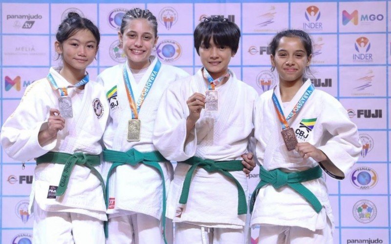 Gabi posa com a medalha de ouro do Pan no peito | abc+