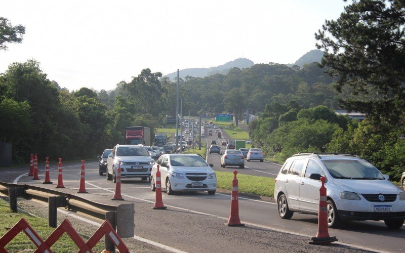 Cones reduzem o trânsito de veículos para uma faixa