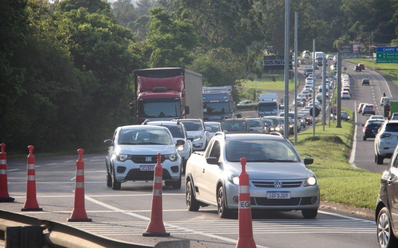 Cones reduzem o trânsito de veículos para uma faixa