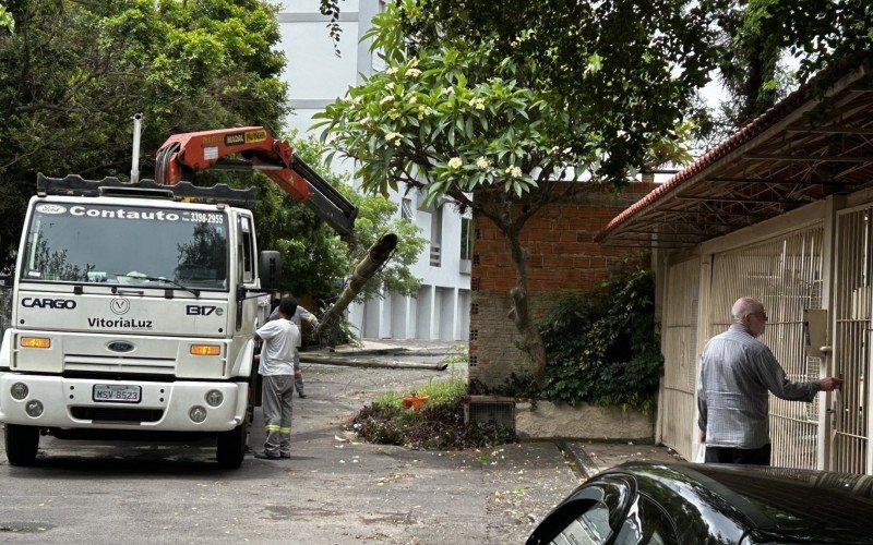 Queda de postes podres deixou moradores de rua no Centro de Novo Hamburgo isolado por 15 horas