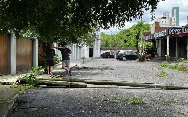 Queda de postes de madeira podres isola moradores após tempestade e fortes ventos