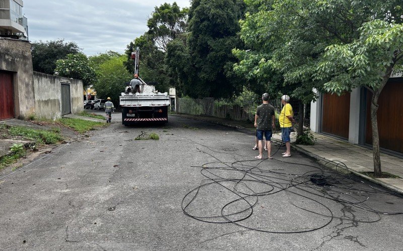 Queda de postes podres deixou moradores de rua no Centro de Novo Hamburgo isolado por 15 horas