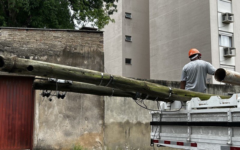 Queda de postes podres deixou moradores de rua no Centro de Novo Hamburgo isolado por 15 horas