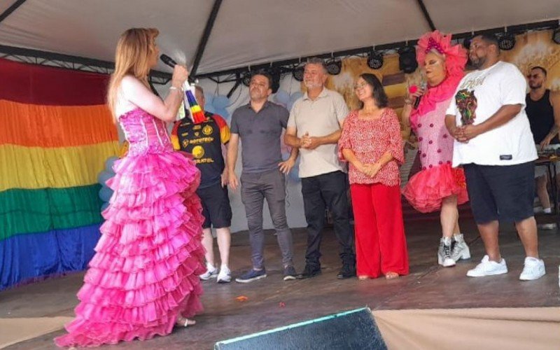 Parada da Diversidade ocorreu na Praça da Biblioteca 