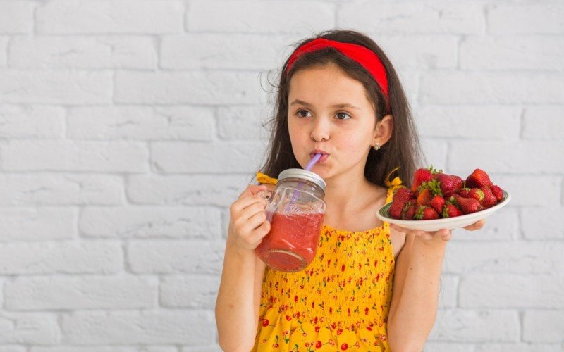 Smoothies são dicas de receitas saudáveis para crianças de 6 anos ou mais se refrescarem | abc+