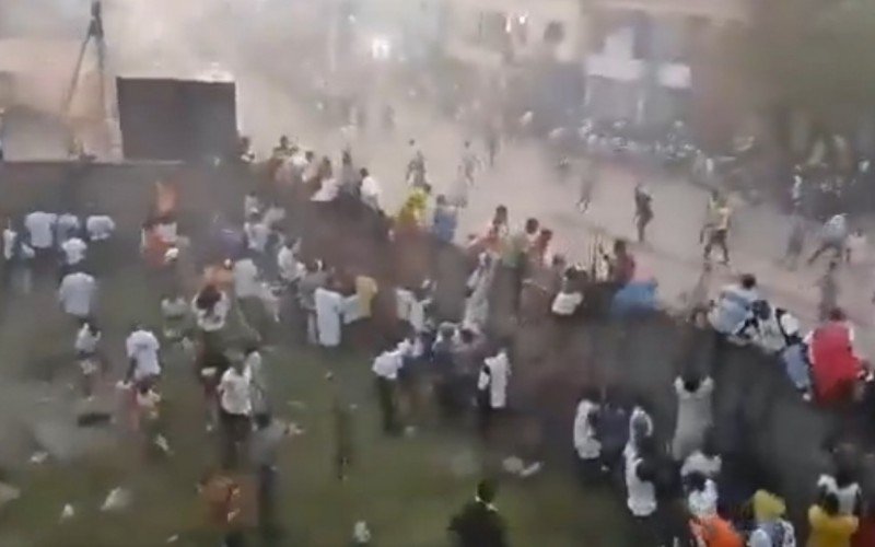 Tumulto após briga de torcida em jogo de futebol causa 56 mortes | abc+